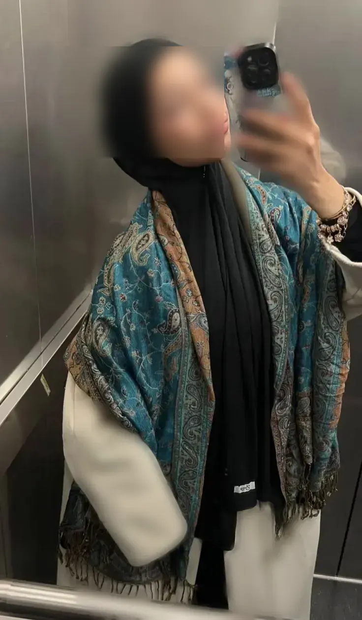 شال ابریشمی فیروزه‌ای طرح بته روی استایل مشکی