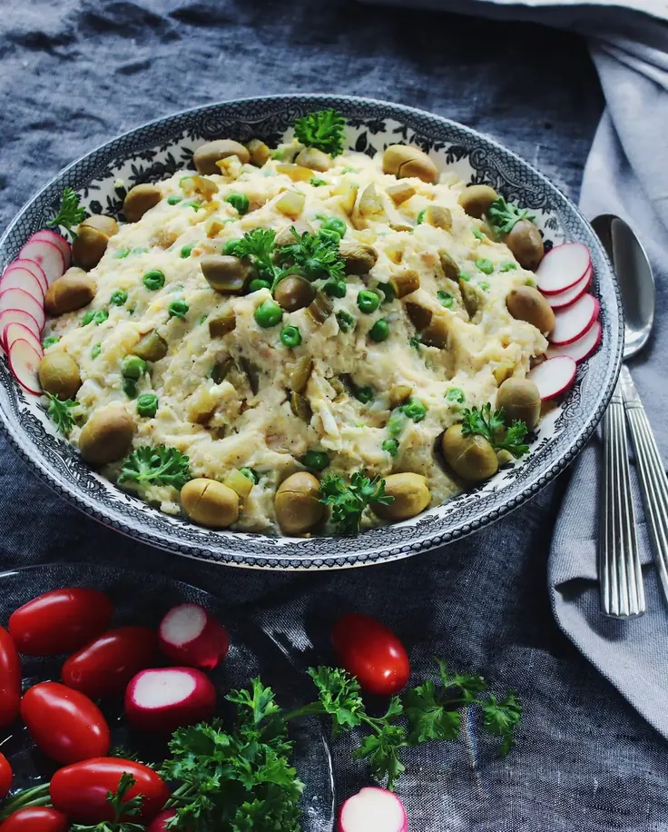 سالاد الویه خانگی با زیتون و تربیچ و جعفری