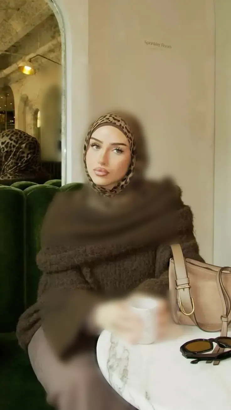 روسری پلنگی و شال بافت قهوه‌ای در کافه