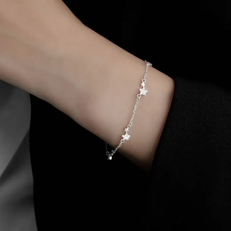 دستبند نقره ستارهدار مینیمال روی مچ