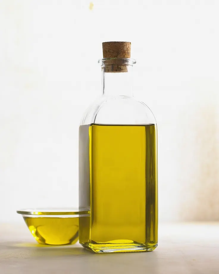 روغن زیتون طبیعی برای نرم‌کردن لب