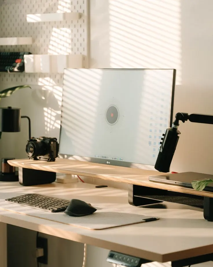 میز کار روشن با شلف پایهدار و مانیتور