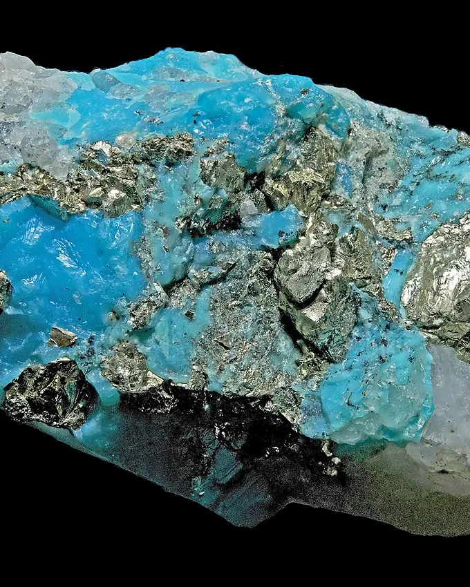 سنگ خام فیروزه با رگه‌های طبیعی