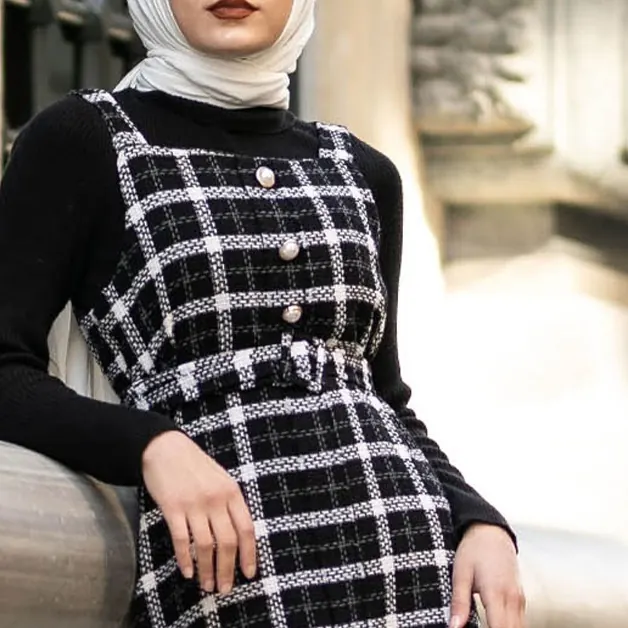 سارافون توییدی چهارخونه مشکی با روسری کرم و یقه اسکی