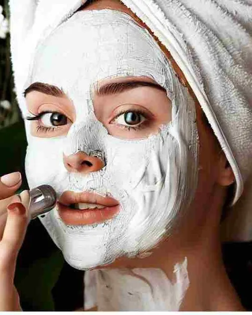 مالیدن ماسک سفید رس با قلم روی صورت
