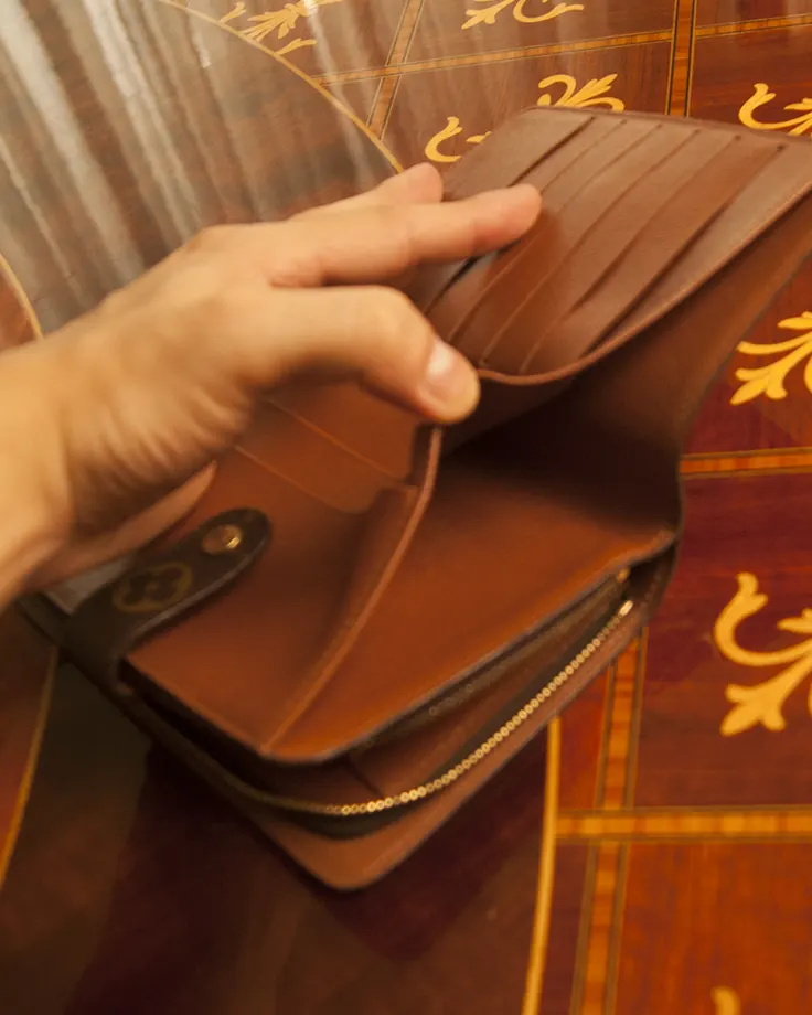 کیف پول کوتاه چرمی دستدوز در دست خانم