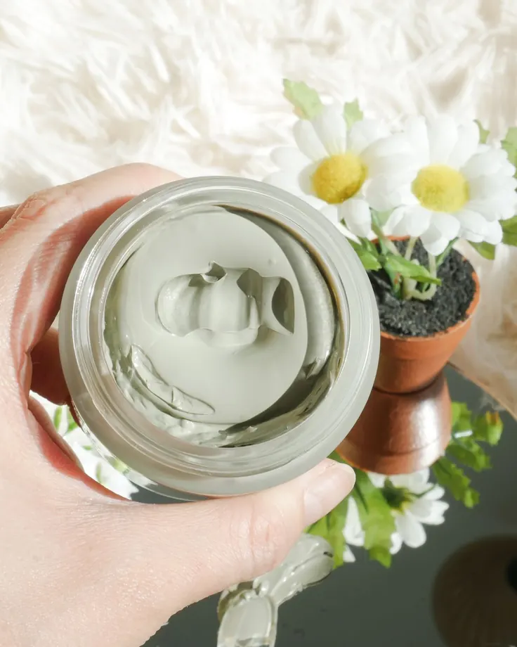 ماسک رس سبز در شیشه برای پاکسازی پوست هفتگی