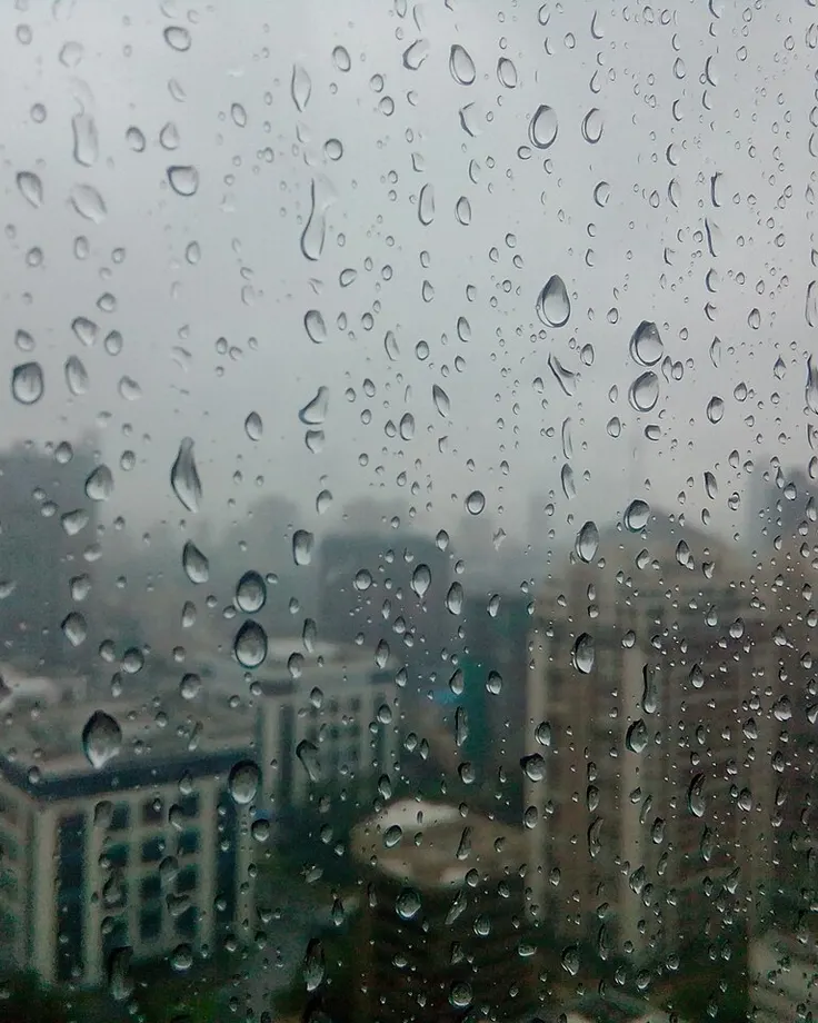 پنجره بارانی در روزهای پاییزی